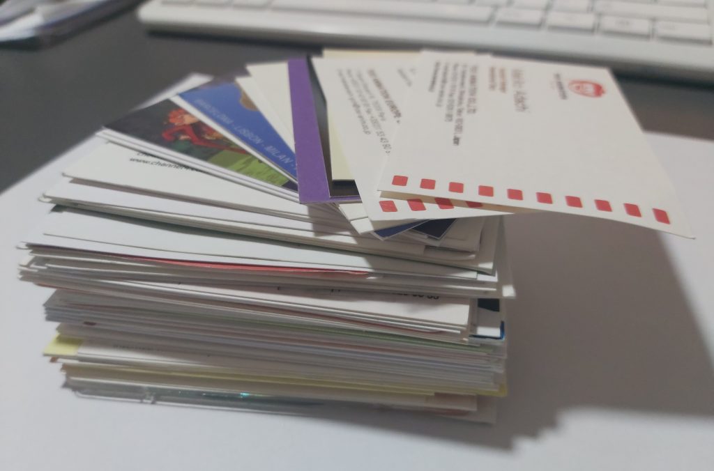 Una montaña de tarjetas de visita encima de una mesa